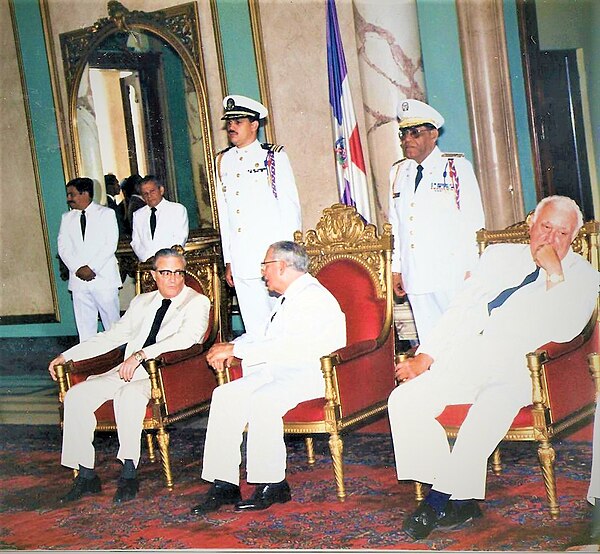 Balaguer (center) receives Ambassador Moreno Pino of Mexico at the National Palace of Santo Domingo in 1990.