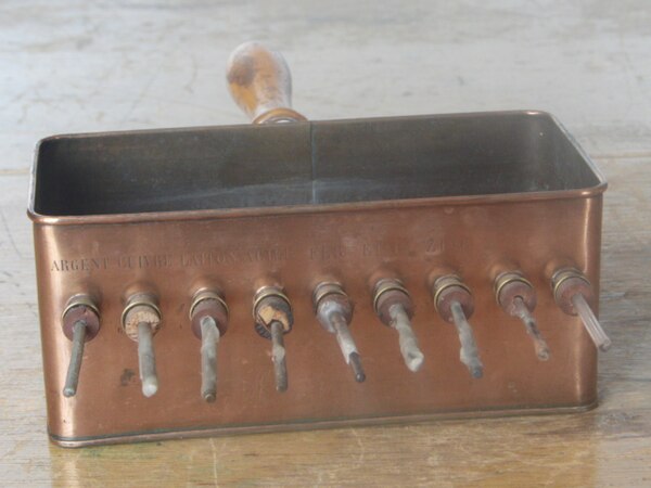 Apparatus for measuring the relative thermal conductivities of different metals